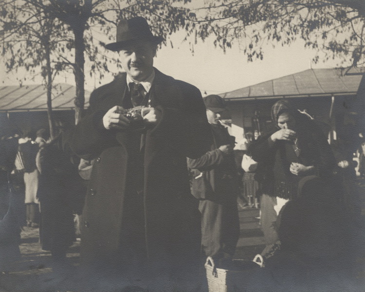 Роман Вишняк с фотоаппаратом на фоне своих респондентов, Мукачево